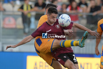 2023-07-29 - Dylan Bronchiole of US Salernitana 1919 competes for the ball with Jaime Baez during Soccer - Friendly Match Frosinone Calcio vs US Salernitana 1919 at Benito Stirpe Stadium - FROSINONE VS SALERNITANA - FRIENDLY MATCH - SOCCER