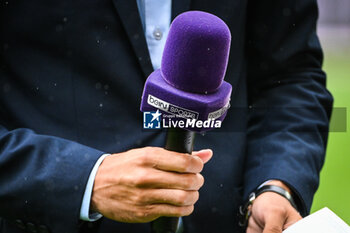 2023-08-02 - Microphone Bein Sports during the pre-season friendly football match between RC Lens and Torino FC on August 2, 2023 at Bollaert-Delelis stadium in Lens, France - FOOTBALL - FRIENDLY GAME - LENS V TORINO - FRIENDLY MATCH - SOCCER