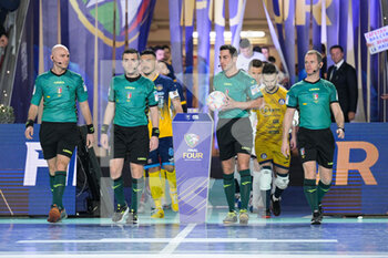 2023-03-25 - The referee go to match during the Italian Cup Semifinal Futsal match between Feldi Eboli vs Real San Giuseppe on March 25, 2023 at the Palavesuvio in Naples, Italy - ITALIAN CUP SEMIFINAL - FELDI EBOLI VS REAL SAN GIUSEPPE - CALCIO A 5 - SOCCER
