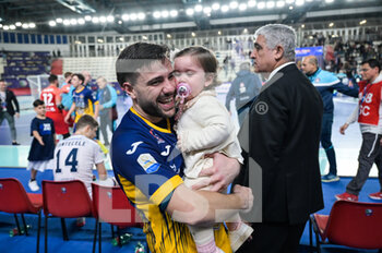 2023-03-25 - Gennaro Galletto (10) Real San Giuseppe celebrate victory during the Italian Cup Semifinal Futsal match between Feldi Eboli vs Real San Giuseppe on March 25, 2023 at the Palavesuvio in Naples, Italy - ITALIAN CUP SEMIFINAL - FELDI EBOLI VS REAL SAN GIUSEPPE - CALCIO A 5 - SOCCER