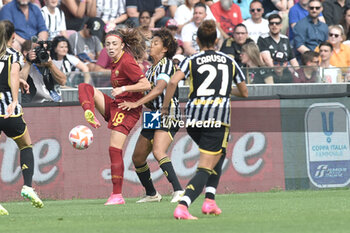 2023-06-04 - Benedetta Glionna of AS Roma competes for the ball with Lineth Beerensteyn of Juventus FC during the Italian Cup Final between AS Roma vs Juventus FC at Arechi Stadium - FINAL - JUVENTUS FC VS AS ROMA - WOMEN ITALIAN CUP - SOCCER