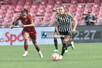 2023-06-04 - Julia Grosso of Juventus FC competes for the ball with Andressa Alves Da Silva of AS Roma during the Italian Cup Final between AS Roma vs Juventus FC at Arechi Stadium - FINAL - JUVENTUS FC VS AS ROMA - WOMEN ITALIAN CUP - SOCCER