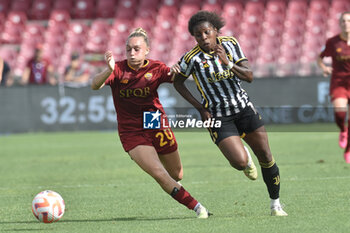 2023-06-04 - Giada Greggi of AS Roma competes for the ball with Lineth Beerensteyn of Juventus FC during the Italian Cup Final between AS Roma vs Juventus FC at Arechi Stadium - FINAL - JUVENTUS FC VS AS ROMA - WOMEN ITALIAN CUP - SOCCER