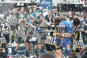 2023-06-04 - the award ceremony at the end of the match to the juventus winner of the cup during the Italian Cup Final between AS Roma vs Juventus FC at Arechi Stadium - FINAL - JUVENTUS FC VS AS ROMA - WOMEN ITALIAN CUP - SOCCER