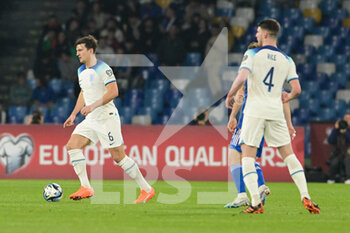 2023-03-23 - Harry Maguire (6) England control the ball during the EURO 2024 qualifying football match between Italy vs England on March 23, 2023 at the Stadium Maradona in Naples, Italy - EURO 2024 QUALIFYING - ITALY VS ENGLAND - UEFA EUROPEAN - SOCCER
