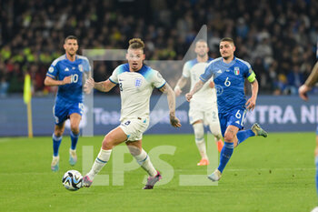2023-03-23 - Kalvin Phillips (8) England control the ball during the EURO 2024 qualifying football match between Italy vs England on March 23, 2023 at the Stadium Maradona in Naples, Italy - EURO 2024 QUALIFYING - ITALY VS ENGLAND - UEFA EUROPEAN - SOCCER