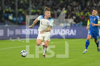 2023-03-23 - Kalvin Phillips (8) England control the ball during the EURO 2024 qualifying football match between Italy vs England on March 23, 2023 at the Stadium Maradona in Naples, Italy - EURO 2024 QUALIFYING - ITALY VS ENGLAND - UEFA EUROPEAN - SOCCER