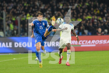 2023-03-23 - Francesco Acerbi (15) Italy control the ball during the EURO 2024 qualifying football match between Italy vs England on March 23, 2023 at the Stadium Maradona in Naples, Italy - EURO 2024 QUALIFYING - ITALY VS ENGLAND - UEFA EUROPEAN - SOCCER