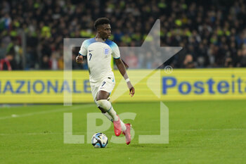 2023-03-23 - Bukayo Saka (7) England control the ball during the EURO 2024 qualifying football match between Italy vs England on March 23, 2023 at the Stadium Maradona in Naples, Italy - EURO 2024 QUALIFYING - ITALY VS ENGLAND - UEFA EUROPEAN - SOCCER