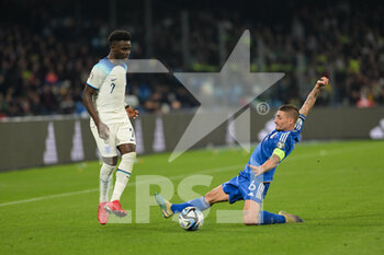 2023-03-23 - Bukayo Saka (7) England cfights for the ball with Marco Verratti (6) Italy during the EURO 2024 qualifying football match between Italy vs England on March 23, 2023 at the Stadium Maradona in Naples, Italy - EURO 2024 QUALIFYING - ITALY VS ENGLAND - UEFA EUROPEAN - SOCCER