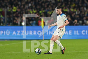 2023-03-23 - Declan Rice (4) England control the ball during the EURO 2024 qualifying football match between Italy vs England on March 23, 2023 at the Stadium Maradona in Naples, Italy - EURO 2024 QUALIFYING - ITALY VS ENGLAND - UEFA EUROPEAN - SOCCER