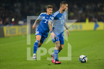 2023-03-23 - Matteo Politano (17) Italy control the ball during the EURO 2024 qualifying football match between Italy vs England on March 23, 2023 at the Stadium Maradona in Naples, Italy - EURO 2024 QUALIFYING - ITALY VS ENGLAND - UEFA EUROPEAN - SOCCER