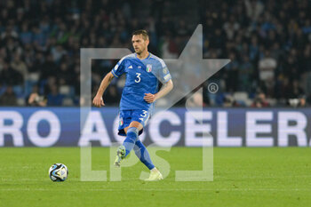 2023-03-23 - Raffaele Toloi (3) Italy control the ball during the EURO 2024 qualifying football match between Italy vs England on March 23, 2023 at the Stadium Maradona in Naples, Italy - EURO 2024 QUALIFYING - ITALY VS ENGLAND - UEFA EUROPEAN - SOCCER