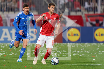 2023-03-26 - Matthew Guillaumier (Malta) and Matteo Pessina (Italy) - EUROPEAN QUALIFIERS - MALTA VS ITALY - UEFA EUROPEAN - SOCCER