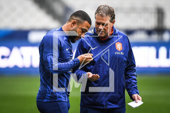 2023-03-23 - Memphis DEPAY of Netherlands and Erwin KOEMAN of Netherlands during the training of the Netherlands team ahead of the UEFA Euro 2024, European Qualifiers football match between France and Netherlands, on March 23, 2023 at Stade de France in Saint-Denis near Paris, France - FOOTBALL - FRANCE V NETHERLANDS - TRAINING AND PRESS CONFERENCE - UEFA EUROPEAN - SOCCER