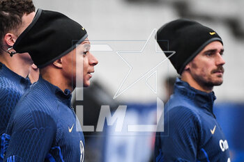 2023-03-23 - Kylian MBAPPE of France and Antoine GRIEZMANN of France during the training of the French team ahead of the UEFA Euro 2024, European Qualifiers football match between France and Netherlands, on March 23, 2023 at Stade de France in Saint-Denis near Paris, France - FOOTBALL - FRANCE V NETHERLANDS - TRAINING AND PRESS CONFERENCE - UEFA EUROPEAN - SOCCER