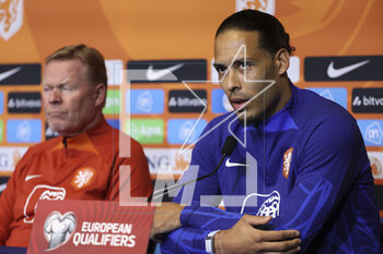 2023-03-23 - Virgil van Dijk, left coach of Netherlands Ronald Koeman answer to the media during a press conference ahead of the UEFA Euro 2024, European Qualifiers football match between France and Netherlands, on March 23, 2023 at Stade de France in Saint-Denis near Paris, France - FOOTBALL - FRANCE V NETHERLANDS - TRAINING AND PRESS CONFERENCE - UEFA EUROPEAN - SOCCER