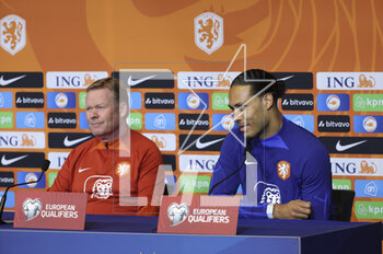 2023-03-23 - Virgil van Dijk, left coach of Netherlands Ronald Koeman answer to the media during a press conference ahead of the UEFA Euro 2024, European Qualifiers football match between France and Netherlands, on March 23, 2023 at Stade de France in Saint-Denis near Paris, France - FOOTBALL - FRANCE V NETHERLANDS - TRAINING AND PRESS CONFERENCE - UEFA EUROPEAN - SOCCER