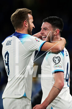2023-03-23 - Declan Rice of England (R) celebrates with Harry Kane (L) after scoring 0-1 goal during the UEFA Euro 2024, European Qualifiers, Group C football match between Italy and England on March 23, 2023 at Stadio Diego Armando Maradona in Naples, Italy - FOOTBALL - EURO 2024 - QUALIFYING - ITALY V ENGLAND - UEFA EUROPEAN - SOCCER