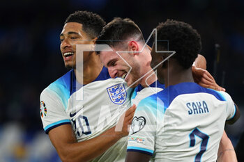 2023-03-23 - Declan Rice of England celebrates with his teammates after scoring 0-1 goal during the UEFA Euro 2024, European Qualifiers, Group C football match between Italy and England on March 23, 2023 at Stadio Diego Armando Maradona in Naples, Italy - FOOTBALL - EURO 2024 - QUALIFYING - ITALY V ENGLAND - UEFA EUROPEAN - SOCCER