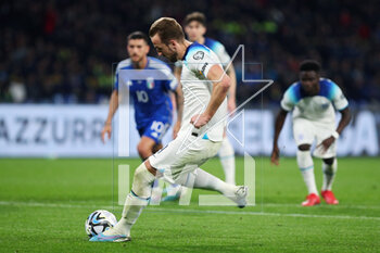 2023-03-23 - Harry Kane of England scores 0-2 goal by penalty during the UEFA Euro 2024, European Qualifiers, Group C football match between Italy and England on March 23, 2023 at Stadio Diego Armando Maradona in Naples, Italy - FOOTBALL - EURO 2024 - QUALIFYING - ITALY V ENGLAND - UEFA EUROPEAN - SOCCER