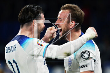 2023-03-23 - Harry Kane of England (R) celebrates with Jack Grealish (L) after scoring 0-2 goal by penalty during the UEFA Euro 2024, European Qualifiers, Group C football match between Italy and England on March 23, 2023 at Stadio Diego Armando Maradona in Naples, Italy - FOOTBALL - EURO 2024 - QUALIFYING - ITALY V ENGLAND - UEFA EUROPEAN - SOCCER