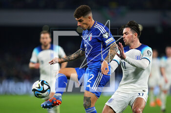 2023-03-23 - Giovanni Di Lorenzo of Italy (L) vies for the ball with Jack Grealish of England (R) during the UEFA Euro 2024, European Qualifiers, Group C football match between Italy and England on March 23, 2023 at Stadio Diego Armando Maradona in Naples, Italy - FOOTBALL - EURO 2024 - QUALIFYING - ITALY V ENGLAND - UEFA EUROPEAN - SOCCER