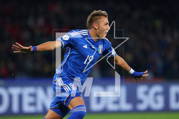 2023-03-23 - Mateo Retegui of Italy celebrates after scoring 1-2 goal during the UEFA Euro 2024, European Qualifiers, Group C football match between Italy and England on March 23, 2023 at Stadio Diego Armando Maradona in Naples, Italy - FOOTBALL - EURO 2024 - QUALIFYING - ITALY V ENGLAND - UEFA EUROPEAN - SOCCER