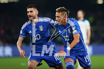 2023-03-23 - Mateo Retegui of Italy celebrates with Lorenzo Pellegrini after scoring 1-2 goal during the UEFA Euro 2024, European Qualifiers, Group C football match between Italy and England on March 23, 2023 at Stadio Diego Armando Maradona in Naples, Italy - FOOTBALL - EURO 2024 - QUALIFYING - ITALY V ENGLAND - UEFA EUROPEAN - SOCCER