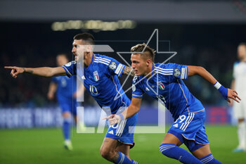 2023-03-23 - Mateo Retegui of Italy celebrates with Lorenzo Pellegrini after scoring 1-2 goal during the UEFA Euro 2024, European Qualifiers, Group C football match between Italy and England on March 23, 2023 at Stadio Diego Armando Maradona in Naples, Italy - FOOTBALL - EURO 2024 - QUALIFYING - ITALY V ENGLAND - UEFA EUROPEAN - SOCCER
