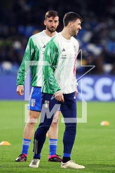 2023-03-23 - Bryan Cristante (L) and Alessio Romagnoli (R) of Italy during warm up before the UEFA Euro 2024, European Qualifiers, Group C football match between Italy and England on March 23, 2023 at Stadio Diego Armando Maradona in Naples, Italy - FOOTBALL - EURO 2024 - QUALIFYING - ITALY V ENGLAND - UEFA EUROPEAN - SOCCER