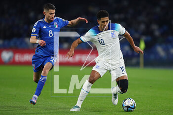 2023-03-23 - Jorginho of Italy (L) vies for the ball with Jude Bellingham of England (R) during the UEFA Euro 2024, European Qualifiers, Group C football match between Italy and England on March 23, 2023 at Stadio Diego Armando Maradona in Naples, Italy - FOOTBALL - EURO 2024 - QUALIFYING - ITALY V ENGLAND - UEFA EUROPEAN - SOCCER