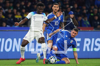 2023-03-23 - Bukayo Saka of England (L) vies for the ball with Marco Verratti of Italy (R) during the UEFA Euro 2024, European Qualifiers, Group C football match between Italy and England on March 23, 2023 at Stadio Diego Armando Maradona in Naples, Italy - FOOTBALL - EURO 2024 - QUALIFYING - ITALY V ENGLAND - UEFA EUROPEAN - SOCCER