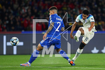 2023-03-23 - Jude Bellingham of England (R) kicks the ball during the UEFA Euro 2024, European Qualifiers, Group C football match between Italy and England on March 23, 2023 at Stadio Diego Armando Maradona in Naples, Italy - FOOTBALL - EURO 2024 - QUALIFYING - ITALY V ENGLAND - UEFA EUROPEAN - SOCCER