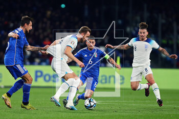2023-03-23 - Harry Kane (2L) and Kalvin Phillips (R) of England vie for the ball with Francesco Acerbi (L) and Marco Verratti (C) of Italyduring the UEFA Euro 2024, European Qualifiers, Group C football match between Italy and England on March 23, 2023 at Stadio Diego Armando Maradona in Naples, Italy - FOOTBALL - EURO 2024 - QUALIFYING - ITALY V ENGLAND - UEFA EUROPEAN - SOCCER
