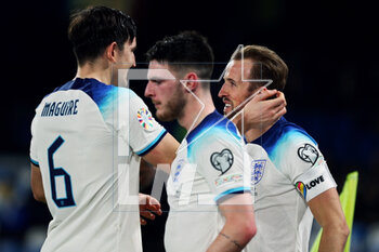 2023-03-23 - Harry Kane of England (R) celebrates with Declan Rice (C) and Harry Maguire (L) after scoring 0-2 goal by penalty during the UEFA Euro 2024, European Qualifiers, Group C football match between Italy and England on March 23, 2023 at Stadio Diego Armando Maradona in Naples, Italy - FOOTBALL - EURO 2024 - QUALIFYING - ITALY V ENGLAND - UEFA EUROPEAN - SOCCER