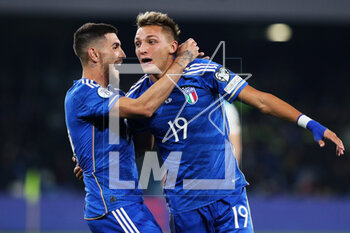 2023-03-23 - Mateo Retegui of Italy (R) celebrates with Lorenzo Pellegrini (L) after scoring 1-2 goal during the UEFA Euro 2024, European Qualifiers, Group C football match between Italy and England on March 23, 2023 at Stadio Diego Armando Maradona in Naples, Italy - FOOTBALL - EURO 2024 - QUALIFYING - ITALY V ENGLAND - UEFA EUROPEAN - SOCCER
