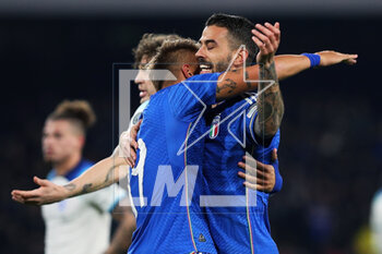 2023-03-23 - Mateo Retegui of Italy (L) celebrates with Leonardo Spinazzola (R) after scoring 1-2 goal during the UEFA Euro 2024, European Qualifiers, Group C football match between Italy and England on March 23, 2023 at Stadio Diego Armando Maradona in Naples, Italy - FOOTBALL - EURO 2024 - QUALIFYING - ITALY V ENGLAND - UEFA EUROPEAN - SOCCER