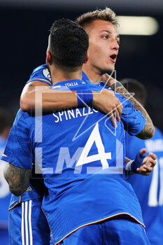 2023-03-23 - Mateo Retegui of Italy (R) celebrates with Leonardo Spinazzola (L) after scoring 1-2 goal during the UEFA Euro 2024, European Qualifiers, Group C football match between Italy and England on March 23, 2023 at Stadio Diego Armando Maradona in Naples, Italy - FOOTBALL - EURO 2024 - QUALIFYING - ITALY V ENGLAND - UEFA EUROPEAN - SOCCER