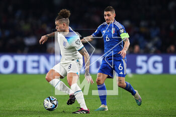 2023-03-23 - Kalvin Phillips of England (L) vies for the ball with Marco Verratti of Italy (R) during the UEFA Euro 2024, European Qualifiers, Group C football match between Italy and England on March 23, 2023 at Stadio Diego Armando Maradona in Naples, Italy - FOOTBALL - EURO 2024 - QUALIFYING - ITALY V ENGLAND - UEFA EUROPEAN - SOCCER