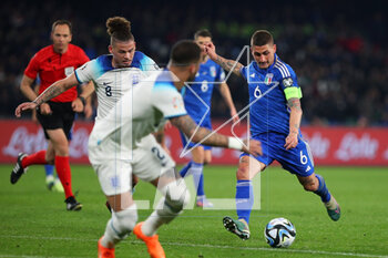 2023-03-23 - Marco Verratti of Italy (R) kicks the ball during the UEFA Euro 2024, European Qualifiers, Group C football match between Italy and England on March 23, 2023 at Stadio Diego Armando Maradona in Naples, Italy - FOOTBALL - EURO 2024 - QUALIFYING - ITALY V ENGLAND - UEFA EUROPEAN - SOCCER