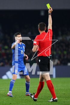2023-03-23 - Srdjan Jovanovic referee shows the yellow card to Jorginho of Italy (R) during the UEFA Euro 2024, European Qualifiers, Group C football match between Italy and England on March 23, 2023 at Stadio Diego Armando Maradona in Naples, Italy - FOOTBALL - EURO 2024 - QUALIFYING - ITALY V ENGLAND - UEFA EUROPEAN - SOCCER