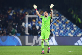 2023-03-23 - Gianluigi Donnarumma goalkeeper of Italy greets his fans at the end of the UEFA Euro 2024, European Qualifiers, Group C football match between Italy and England on March 23, 2023 at Stadio Diego Armando Maradona in Naples, Italy - FOOTBALL - EURO 2024 - QUALIFYING - ITALY V ENGLAND - UEFA EUROPEAN - SOCCER