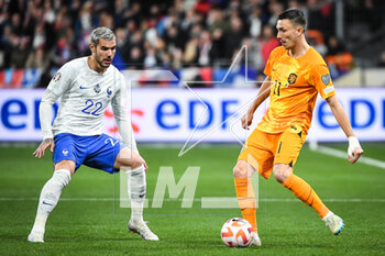 2023-03-24 - Theo HERNANDEZ of France and Steven BERGHUIS of Netherlands during the UEFA Euro 2024, European Qualifiers, Group B football match between France and Netherlands on March 24, 2023 at Stade de France in Saint-Denis near Paris, France - FOOTBALL - EURO 2024 - QUALIFYING - FRANCE V NETHERLANDS - UEFA EUROPEAN - SOCCER