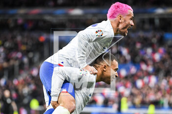 2023-03-24 - Antoine GRIEZMANN of France celebrate his goal with Kylian MBAPPE of France during the UEFA Euro 2024, European Qualifiers, Group B football match between France and Netherlands on March 24, 2023 at Stade de France in Saint-Denis near Paris, France - FOOTBALL - EURO 2024 - QUALIFYING - FRANCE V NETHERLANDS - UEFA EUROPEAN - SOCCER