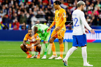 2023-03-24 - Memphis Depay of the Netherlands, Jasper Cillessen of the Netherlands and Virgil van Dijk of the Netherlands look dejected during the UEFA Euro 2024, European Qualifiers, Group B football match between France and Netherlands on March 24, 2023 at Stade de France in Saint-Denis near Paris, France - FOOTBALL - EURO 2024 - QUALIFYING - FRANCE V NETHERLANDS - UEFA EUROPEAN - SOCCER