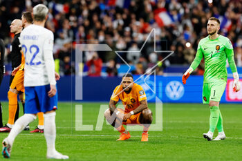 2023-03-24 - Memphis Depay of the Netherlands and Jasper Cillessen of the Netherlands look dejected during the UEFA Euro 2024, European Qualifiers, Group B football match between France and Netherlands on March 24, 2023 at Stade de France in Saint-Denis near Paris, France - FOOTBALL - EURO 2024 - QUALIFYING - FRANCE V NETHERLANDS - UEFA EUROPEAN - SOCCER
