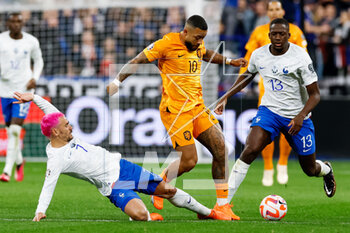 2023-03-24 - Antoine Griezmann of France challenges Memphis Depay of the Netherlands during the UEFA Euro 2024, European Qualifiers, Group B football match between France and Netherlands on March 24, 2023 at Stade de France in Saint-Denis near Paris, France - FOOTBALL - EURO 2024 - QUALIFYING - FRANCE V NETHERLANDS - UEFA EUROPEAN - SOCCER