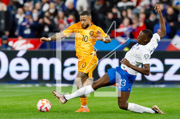 2023-03-24 - Memphis Depay of the Netherlands is challenged by Ibrahima Konate of France during the UEFA Euro 2024, European Qualifiers, Group B football match between France and Netherlands on March 24, 2023 at Stade de France in Saint-Denis near Paris, France - FOOTBALL - EURO 2024 - QUALIFYING - FRANCE V NETHERLANDS - UEFA EUROPEAN - SOCCER