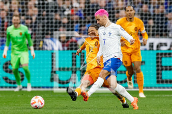 2023-03-24 - Xavi Simons of the Netherlands challenges Antoine Griezmann of France during the UEFA Euro 2024, European Qualifiers, Group B football match between France and Netherlands on March 24, 2023 at Stade de France in Saint-Denis near Paris, France - FOOTBALL - EURO 2024 - QUALIFYING - FRANCE V NETHERLANDS - UEFA EUROPEAN - SOCCER